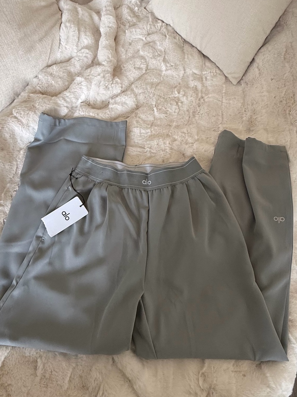 Alo Lightweight Relaxed Joggers in Sage Green